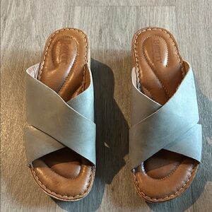 Born Women's Green Leather Cross-Strap Sandals